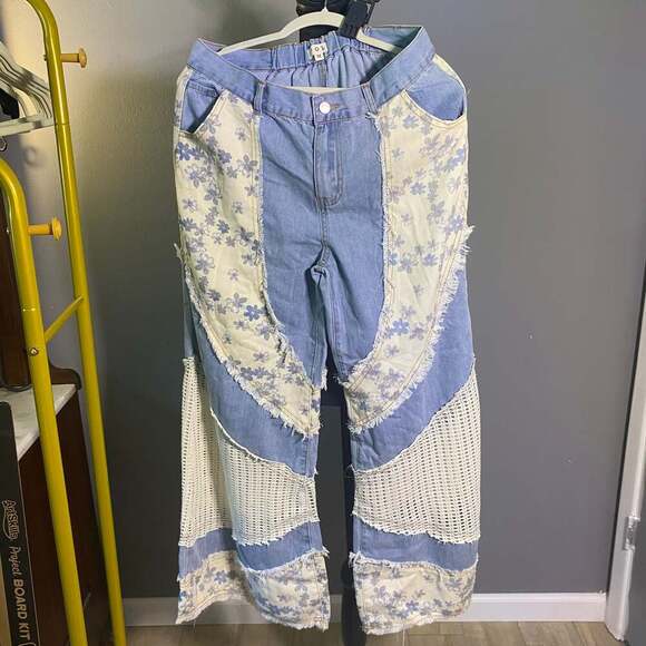 POL Denim Pants with Contrasting Floral and Crochet Panels Size M NWT - Picture 1 of 3